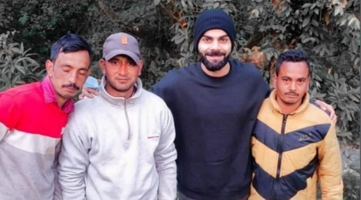 The former India skipper happily posing with fans.